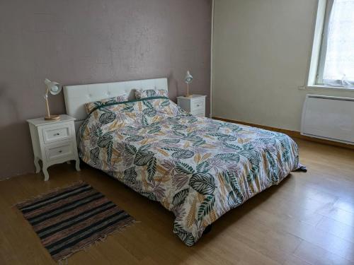- une chambre avec un lit doté d'une couette et de 2 tables de chevet dans l'établissement Le 17 - Maison proche Remparts - 2ch, 4pers avec Cour Privée, à Boulogne-sur-Mer