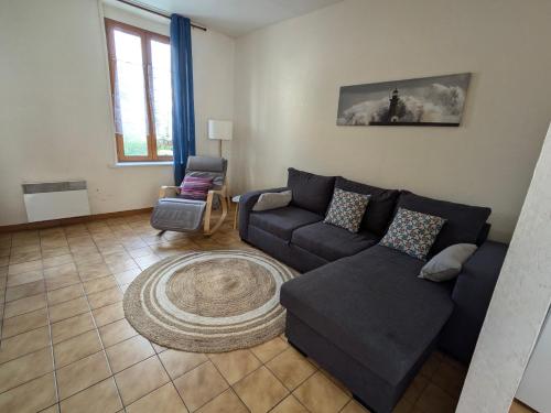 un salon avec un canapé et une chaise dans l'établissement Le 17 - Maison proche Remparts - 2ch, 4pers avec Cour Privée, à Boulogne-sur-Mer
