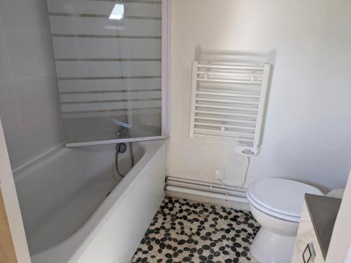 une salle de bain blanche avec toilettes et douche dans l'établissement Le 17 - Maison proche Remparts - 2ch, 4pers avec Cour Privée, à Boulogne-sur-Mer