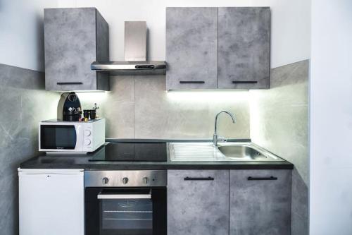 Spacious City Hub, Metro at Doorstep M1 and M2 1 min