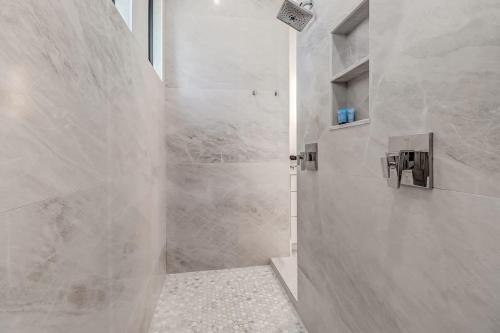 マルコ・アイランドにあるIsland Breeze Haven By Heat Propertiesの白いバスルーム(シャワー、ウォークインシャワー付)