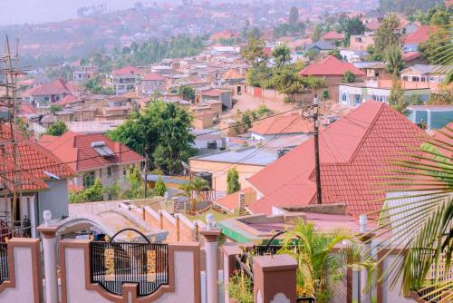 キガリにあるKIGALi SKY GARDENの家屋と屋根のある街並み