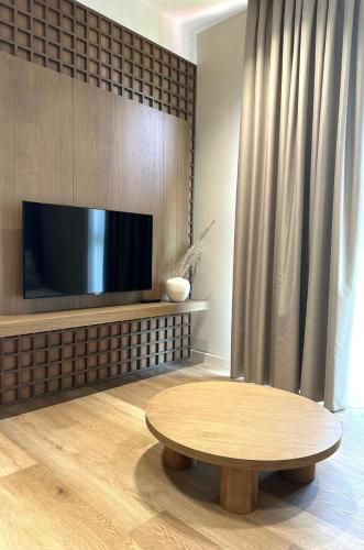Una televisión o centro de entretenimiento en Ciao Borshi Boutique Hotel