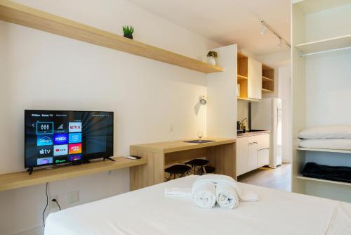 a living room with a flat screen tv on a wall at Studio Completo Consolação - Metro Higienopolis-Mackenzie in Sao Paulo