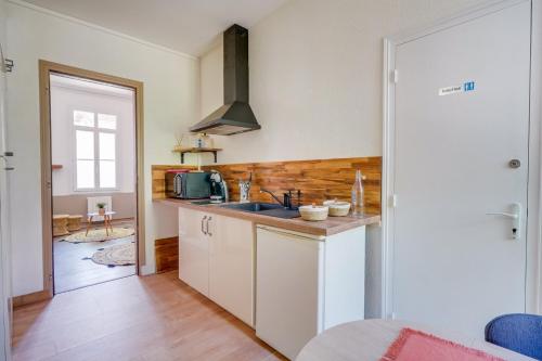 kuchnia ze zlewem i kuchenką mikrofalową w obiekcie Studio O Calme w Arcachon