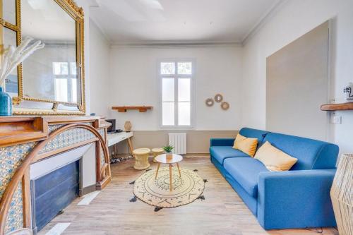 un salon avec un canapé bleu et une cheminée dans l'établissement Studio O Calme, à Arcachon