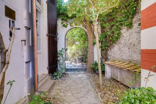 un accès à un bâtiment avec une porte et un arbre dans l'établissement Studio O Calme, à Arcachon