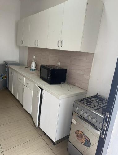 eine Küche mit Herd und Mikrowelle in der Unterkunft studio Bi in Grand Médina