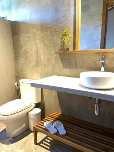 a bathroom with a sink and a toilet at Casa Teçá in Guriú