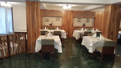 Un restaurant sau alt loc unde se poate mânca la Hotel Miruna - New Belvedere