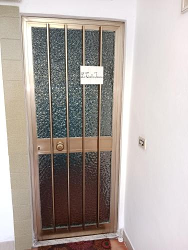 a door in a hallway with a sign on it at la casetta toscana in Peccioli