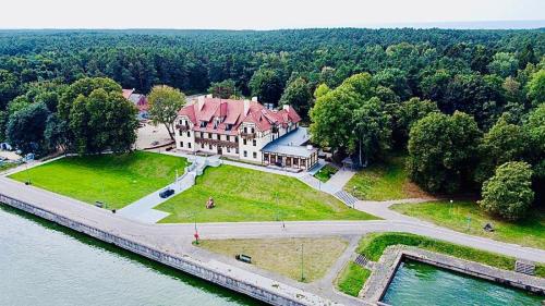 una vista aerea di una grande casa sull'acqua di Smiltynės Kurhauzas Sandkrug Kurhaus a Klaipėda