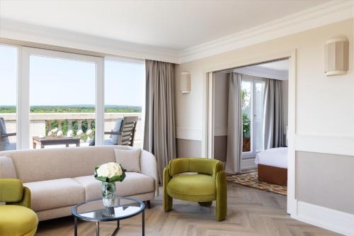 a living room with a couch and a bed at InterContinental Hotels Chantilly Chateau Mont Royal by IHG in Chantilly