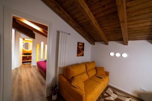 a living room with a brown couch in a room at Abitare il Tempo-Elegante e Moderno-ad 1 bus da Roma in Velletri
