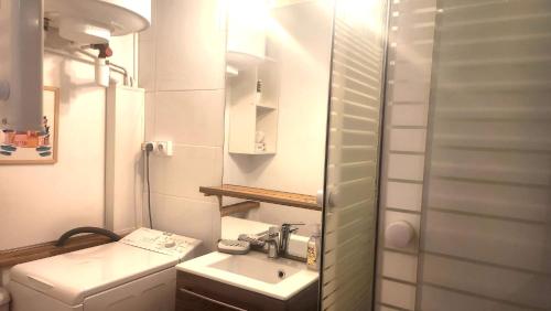 une petite salle de bain avec un lavabo et des toilettes dans l'établissement Escapade Paisible, Saint-Eugène, à Marseille