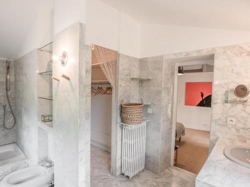 une salle de bain blanche avec un lavabo et des toilettes dans l'établissement Little butterfly, à Lorgues