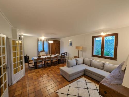 un salon avec un canapé et une table dans l'établissement La maison de la Prade, classée 2 étoiles, linge founi, à Clairvaux-dʼAveyron