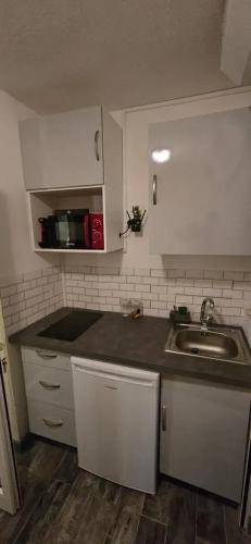 Kuchyň nebo kuchyňský kout v ubytování Studio charmant à La Trinité avec piscine partagée - 24 m²