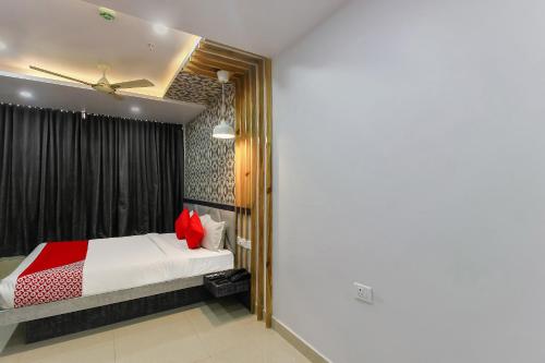 Postel nebo postele na pokoji v ubytování Capital O Hoysala Inn