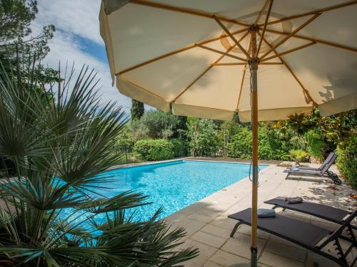 un parasol et des chaises à côté d'une piscine dans l'établissement Little butterfly, à Lorgues