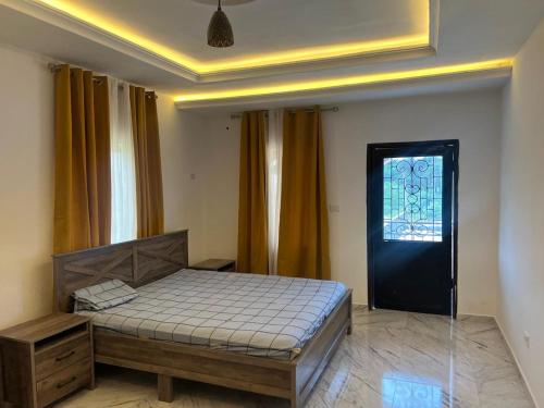 ein Schlafzimmer mit einem Bett und einem Fenster in der Unterkunft Nana's Duplex Apartment in Marshall