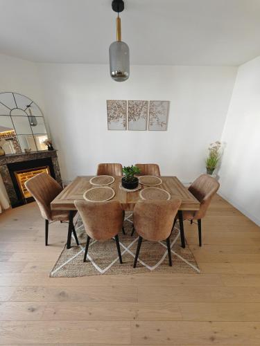 une salle à manger avec une table et des chaises en bois dans l'établissement Appartement Cosy et accueillant, à Soissons