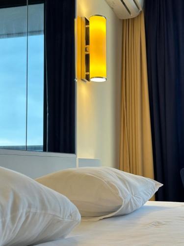 Postel nebo postele na pokoji v ubytování NEW ORBI BATUMi