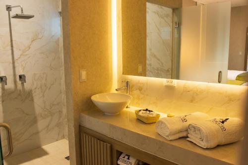 un baño con lavabo y espejo en Acueducto Hotel Boutique, en Parras de la Fuente
