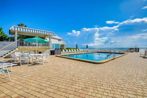 Πισίνα στο ή κοντά στο New Smyrna Beach Condo on Water Rest, Swim and Play