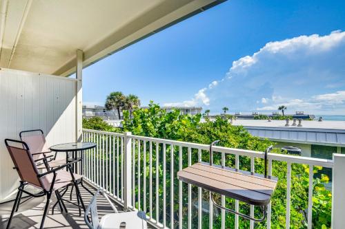 Μπαλκόνι ή βεράντα στο New Smyrna Beach Condo on Water Rest, Swim and Play