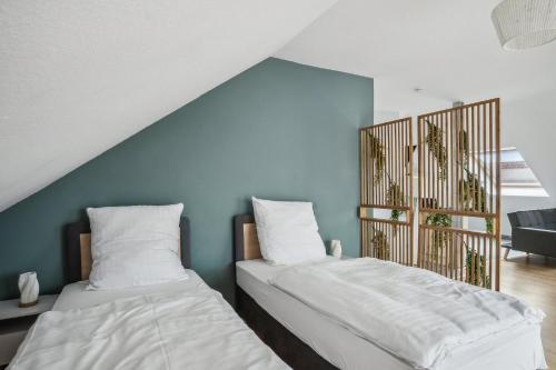 two beds sitting next to each other in a room at Traumhaus mit Garten in Reppenstedt