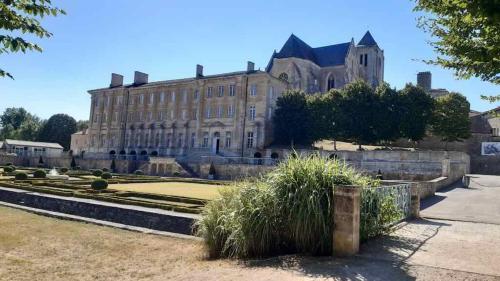 ein großes Gebäude mit Gras davor in der Unterkunft GITE DU PUITS DE LA BARRE in Sompt