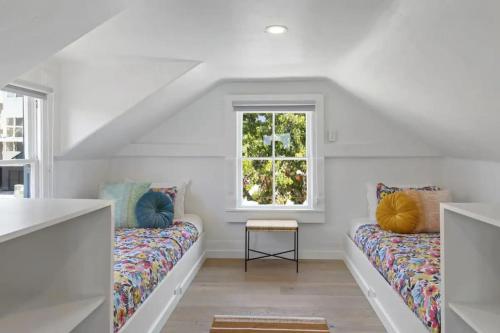 une pièce blanche avec deux canapés et une fenêtre dans l'établissement 5BD Home with outdoor space in Little Italy, à San Diego