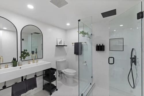 Vannituba majutusasutuses 4BD Home in the Heart of Little Italy