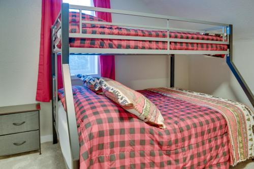 une chambre avec un lit superposé avec une couverture à carreaux rouges dans l'établissement Cozy Soldotna Vacation Rental Near Kenai River!, à Soldotna