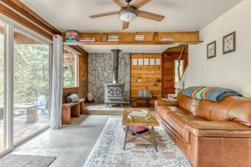 Χώρος καθιστικού στο Thompson Cabin - Charming Salmon Riverfront A-Frame Oasis w/ fireplace