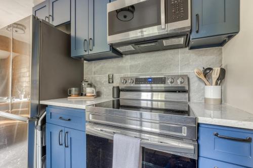 Η κουζίνα ή μικρή κουζίνα στο Thompson Cabin - Charming Salmon Riverfront A-Frame Oasis w/ fireplace