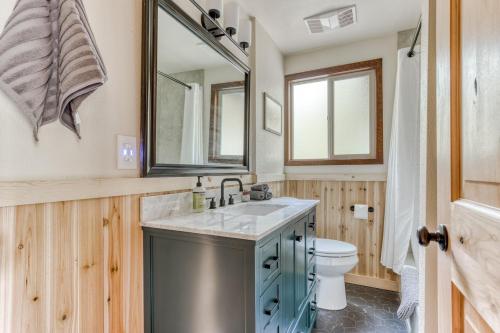 Ένα μπάνιο στο Thompson Cabin - Charming Salmon Riverfront A-Frame Oasis w/ fireplace