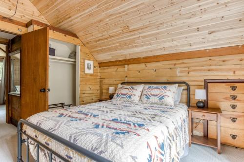 Ένα ή περισσότερα κρεβάτια σε δωμάτιο στο Thompson Cabin - Charming Salmon Riverfront A-Frame Oasis w/ fireplace