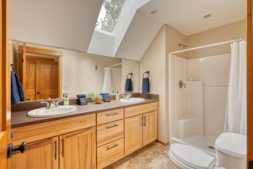 Bilik mandi di Spring Home 6 - Cozy 4BR Cabin in Black Butte Ranch w Fireplace