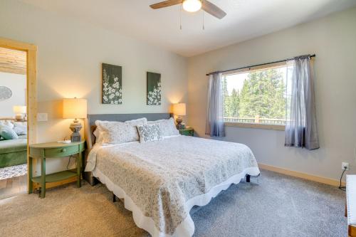 Ένα ή περισσότερα κρεβάτια σε δωμάτιο στο 24-0082 Fairplay Cabin Hike, Fish, Ski!