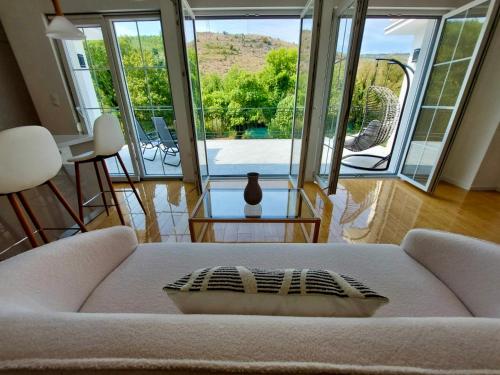 Ruang duduk di Villa Blanc - with Buna Riverside