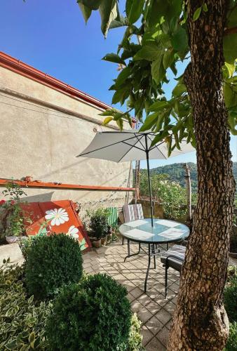 Jardín al aire libre en Guest House Horizonti