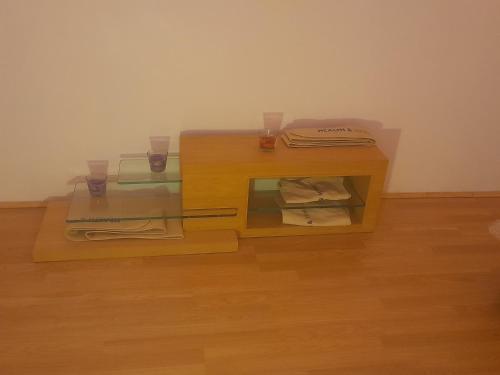 une table en bois avec deux verres au-dessus dans l'établissement Le Zébresse, à Combrand