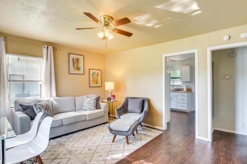 un salon avec un canapé et deux chaises dans l'établissement about 1 Mi to University of Oklahoma Norman Cottage, à Norman