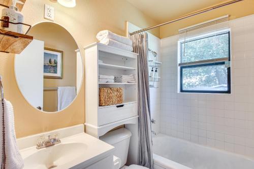 une salle de bain avec un lavabo, une baignoire et un miroir dans l'établissement about 1 Mi to University of Oklahoma Norman Cottage, à Norman