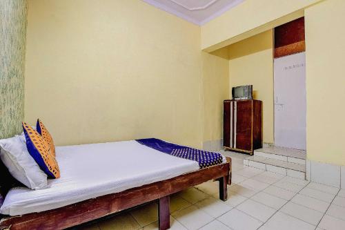 a room with a bed in the corner of a room at Spot On Swagat Palace in New Delhi