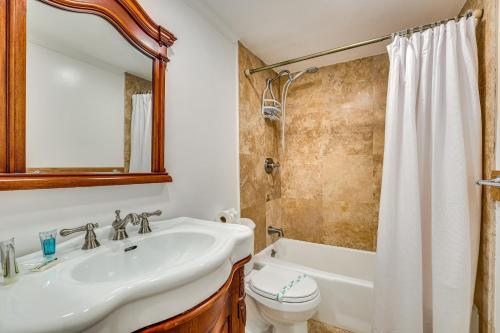 Ένα μπάνιο στο Hollywood Condo with Beach Access - Walk to Shore!