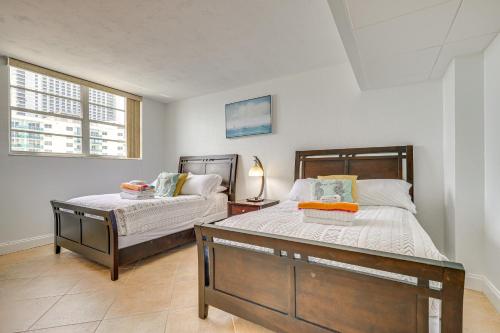 Ένα ή περισσότερα κρεβάτια σε δωμάτιο στο Hollywood Condo with Beach Access - Walk to Shore!