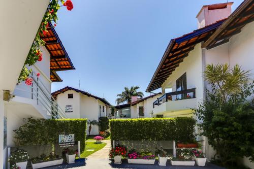 a courtyard of a building with plants and flowers at Hotel Sete Ilhas in Florianópolis